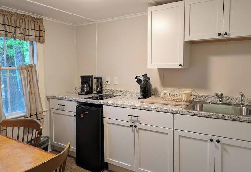 Hinckley's Dreamwood Cottages