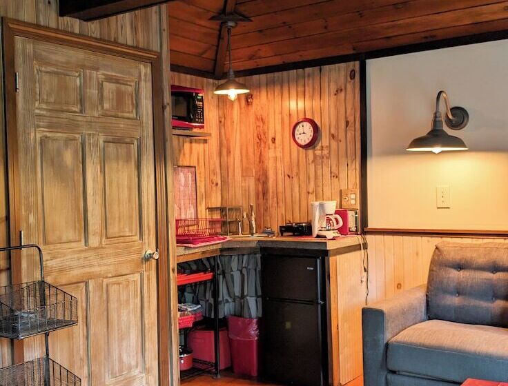 Hinckley's Dreamwood Cottages