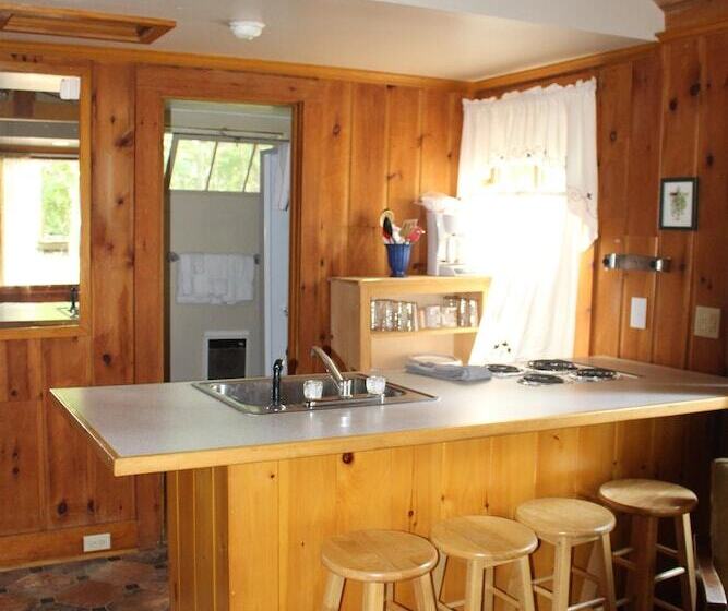 Hinckley's Dreamwood Cottages