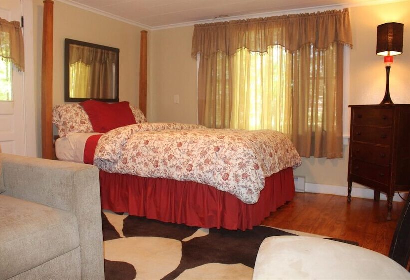 Hinckley's Dreamwood Cottages