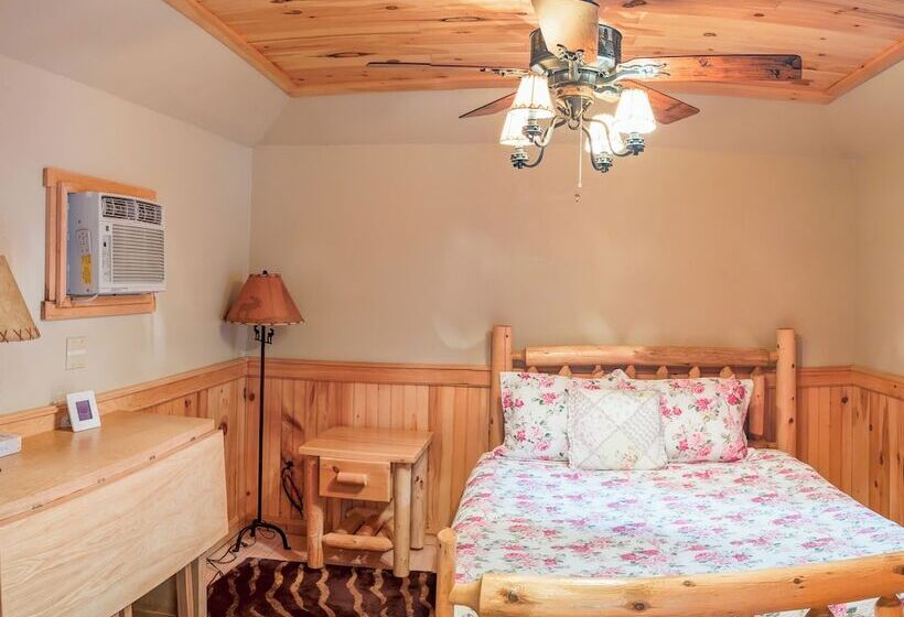 Hinckley's Dreamwood Cottages