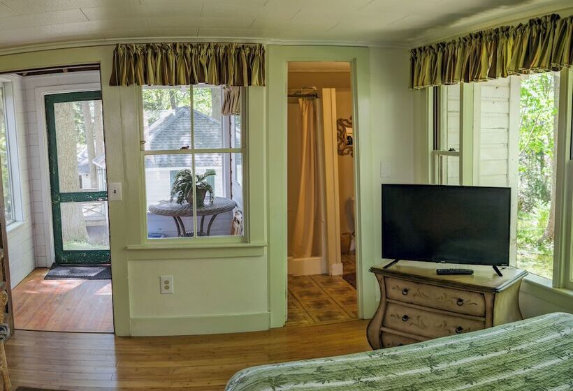 Hinckley's Dreamwood Cottages