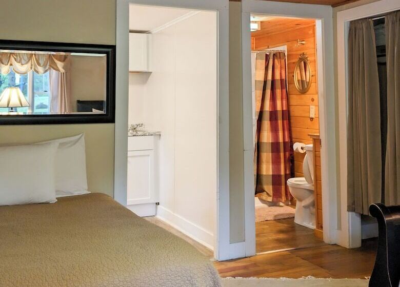 Hinckley's Dreamwood Cottages