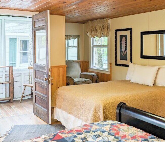 Hinckley's Dreamwood Cottages