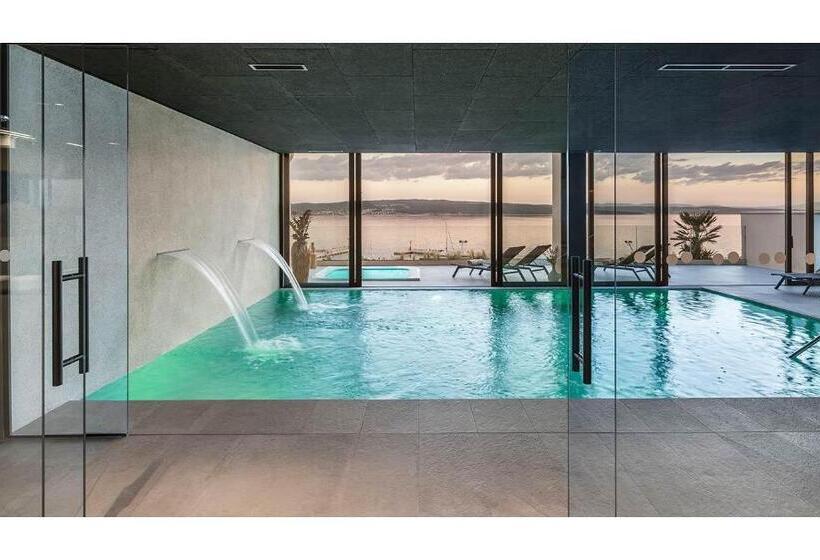 هتل Aminess Younique Narrivi