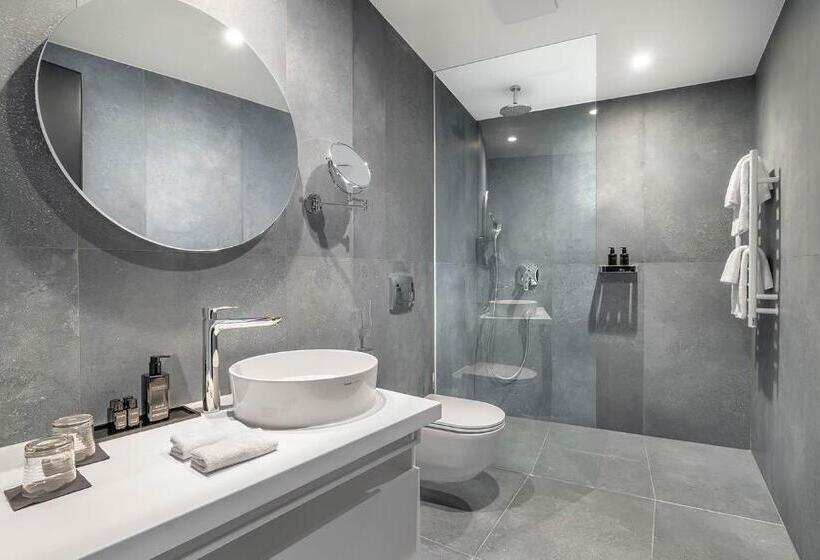 هتل Aminess Younique Narrivi