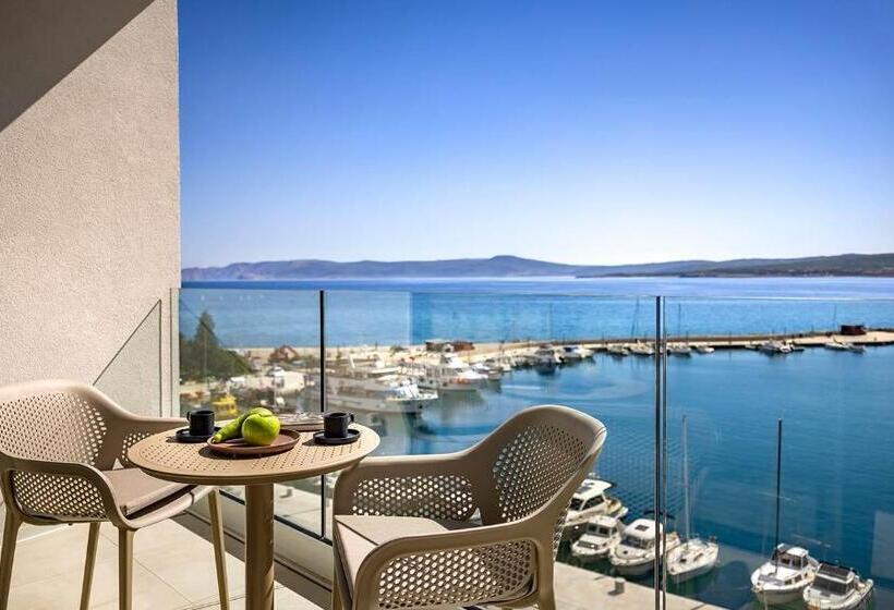 هتل Aminess Younique Narrivi