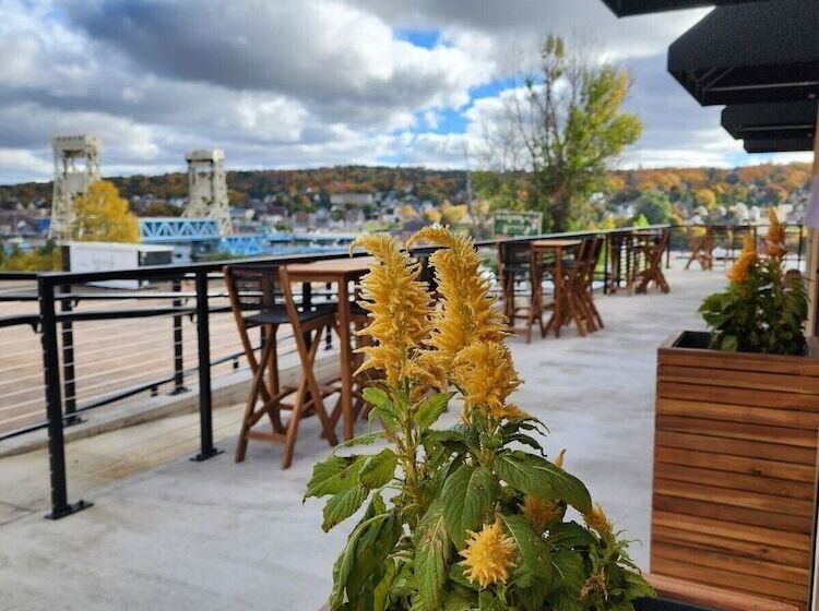 酒店 The Lodge Luxury Suites