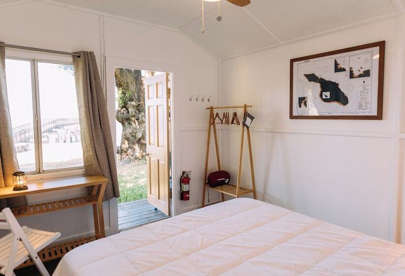 호텔 White’s Landing Catalina Camp