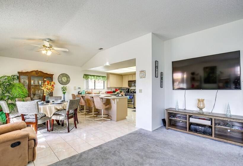Inviting Palm Springs Home: 3 Mi To Downtown!