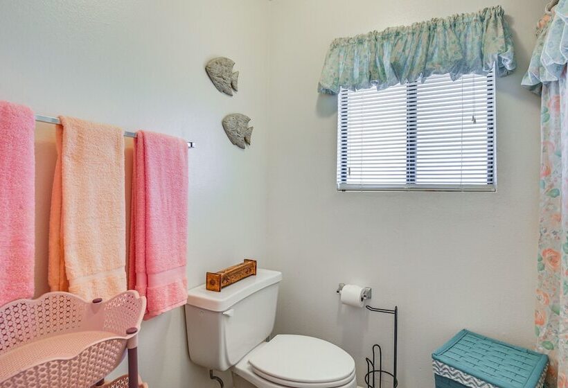 Inviting Palm Springs Home: 3 Mi To Downtown!