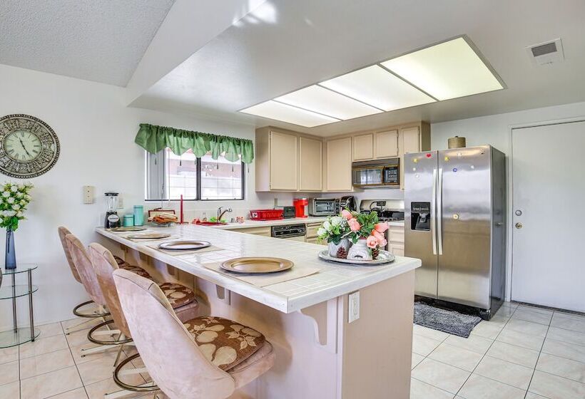 Inviting Palm Springs Home: 3 Mi To Downtown!