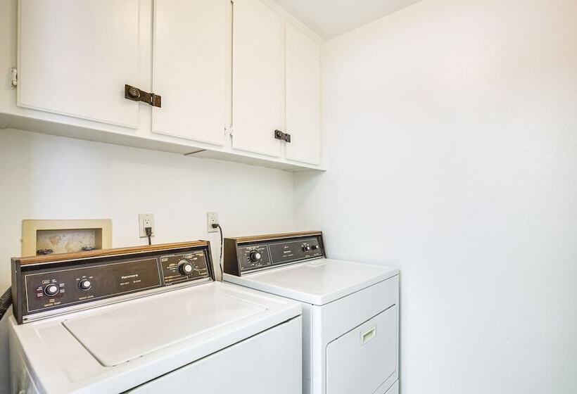 Inviting Palm Springs Home: 3 Mi To Downtown!