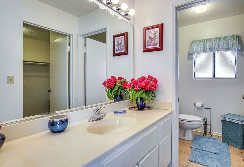 Inviting Palm Springs Home: 3 Mi To Downtown!