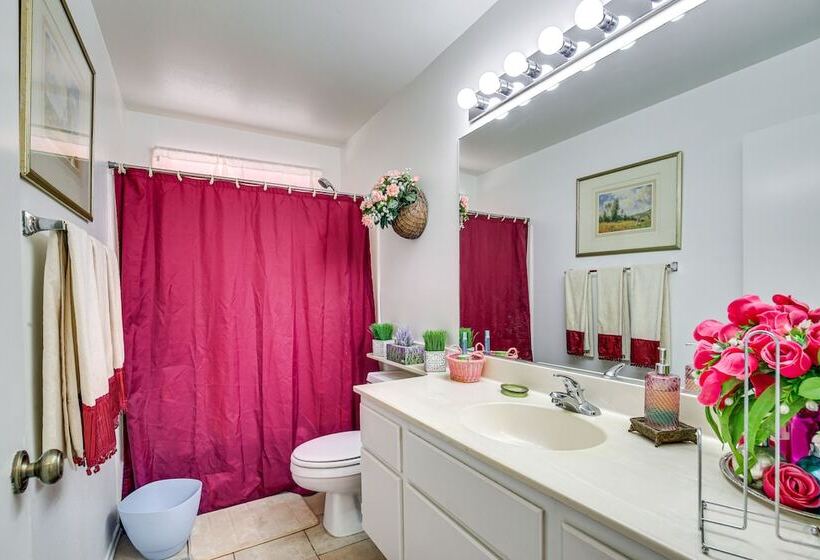 Inviting Palm Springs Home: 3 Mi To Downtown!