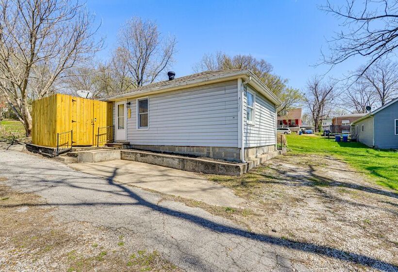 Jefferson City Bungalow: Hot Tub & Patio!