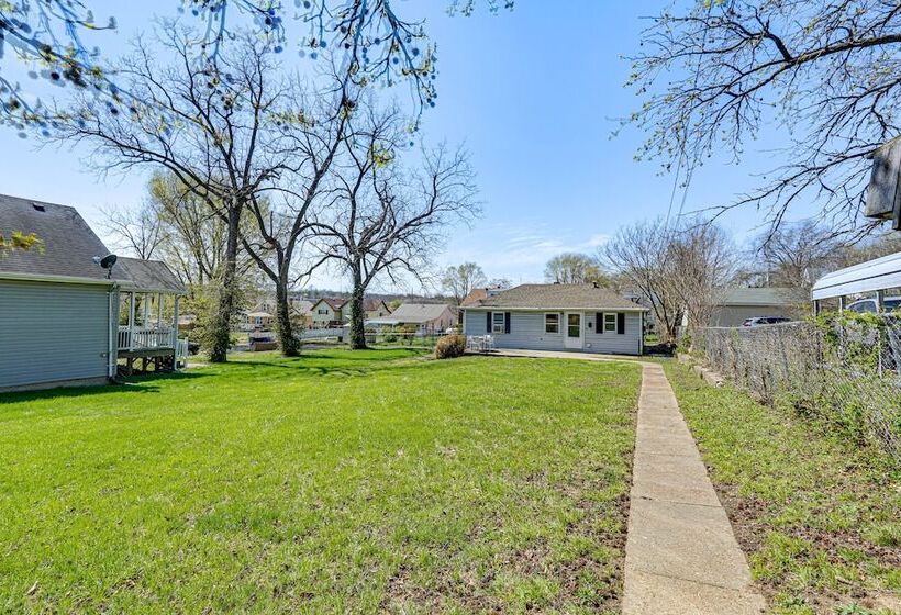 Jefferson City Bungalow: Hot Tub & Patio!