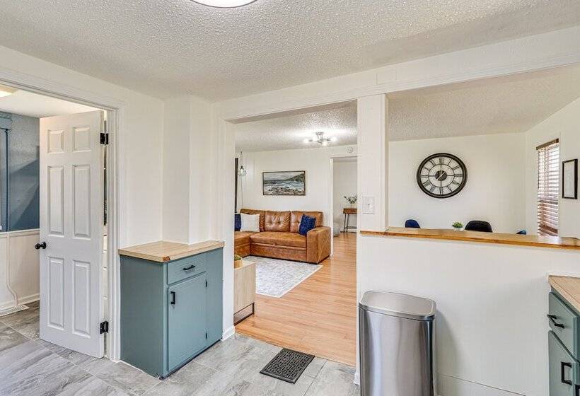 Jefferson City Bungalow: Hot Tub & Patio!