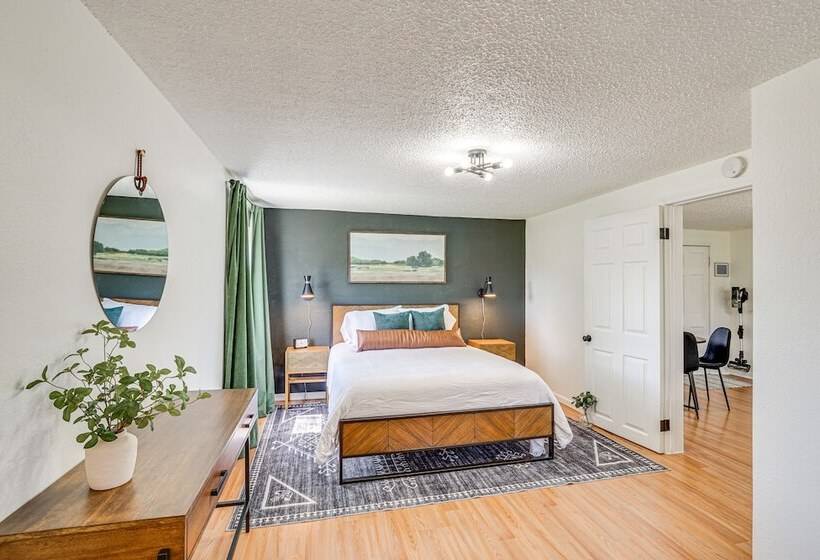 Jefferson City Bungalow: Hot Tub & Patio!