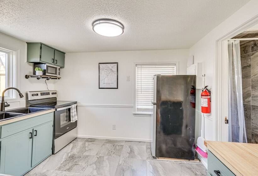 Jefferson City Bungalow: Hot Tub & Patio!