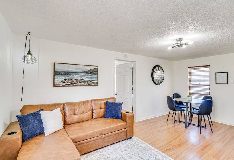 Jefferson City Bungalow: Hot Tub & Patio!