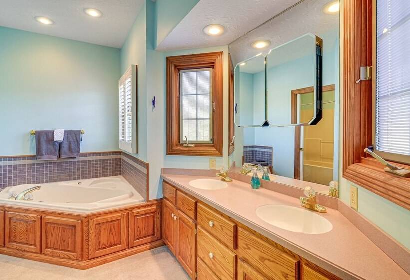 Lake Cumberland Home W/ Hot Tub & Water Views