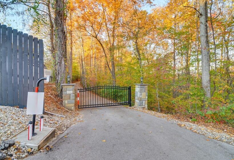 Lake Cumberland Home W/ Hot Tub & Water Views