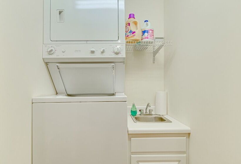 Lake Cumberland Home W/ Hot Tub & Water Views