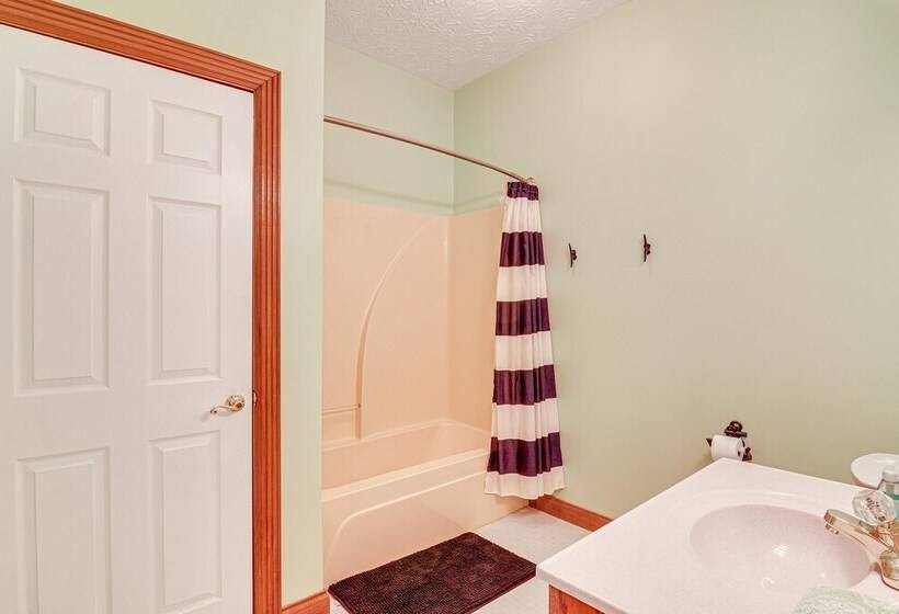 Lake Cumberland Home W/ Hot Tub & Water Views