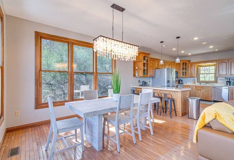 Lake Cumberland Home W/ Hot Tub & Water Views