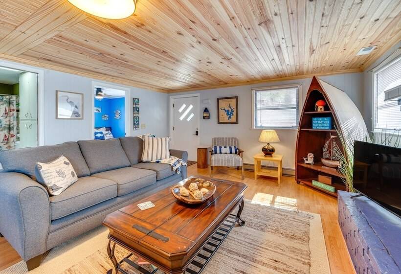 Lakefront New London Home: Dock, Fire Pit + Views!