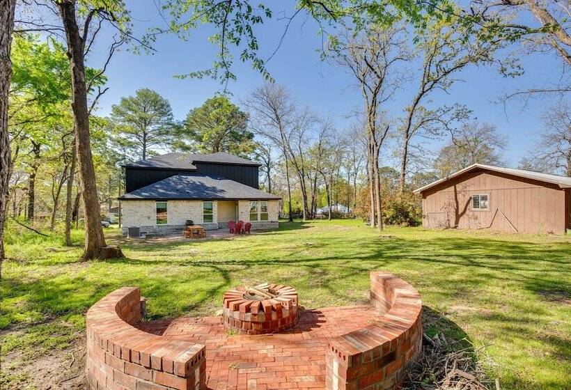 Fire Pit + Grill: Lakeside Gun Barrel City Home!
