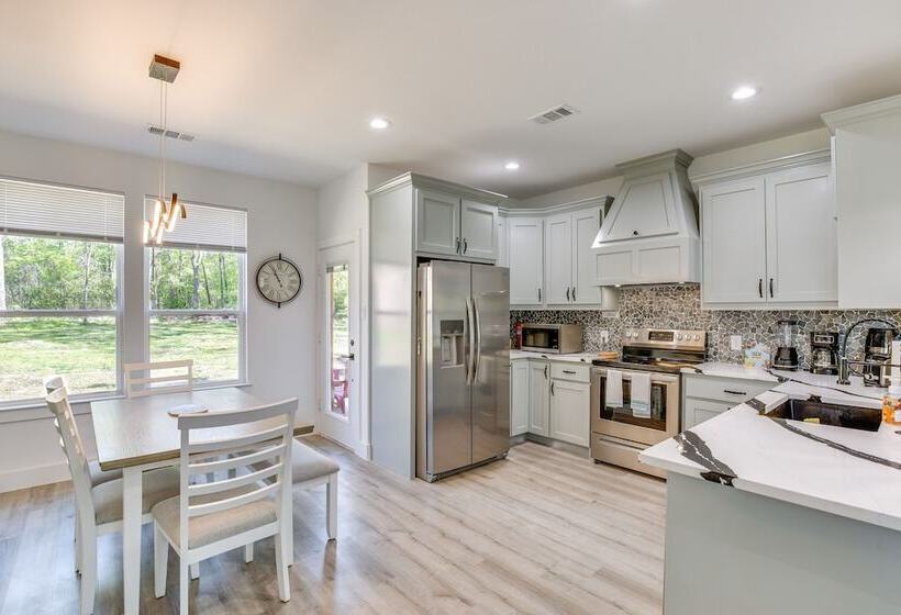 Fire Pit + Grill: Lakeside Gun Barrel City Home!