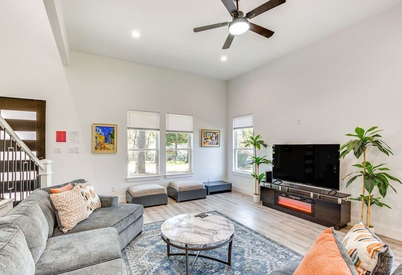 Fire Pit + Grill: Lakeside Gun Barrel City Home!