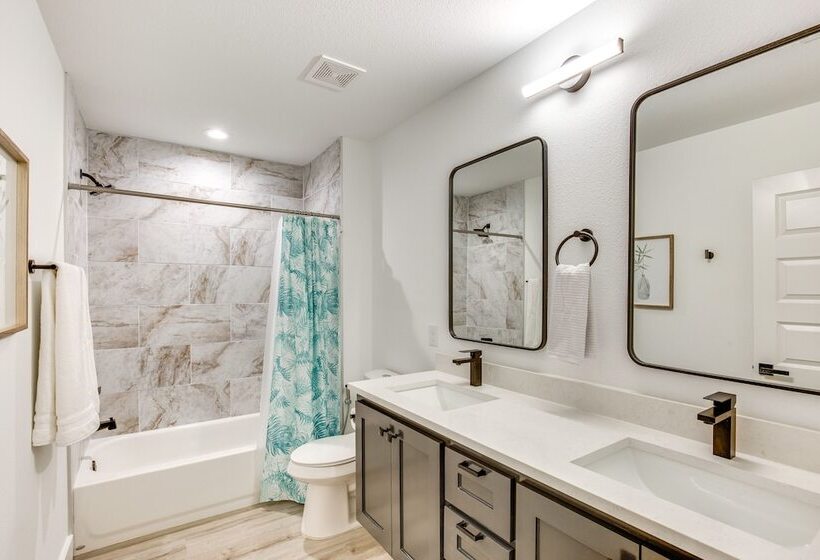 Fire Pit + Grill: Lakeside Gun Barrel City Home!