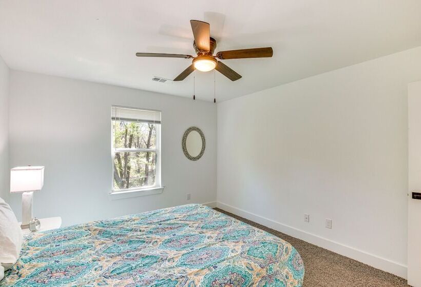 Fire Pit + Grill: Lakeside Gun Barrel City Home!