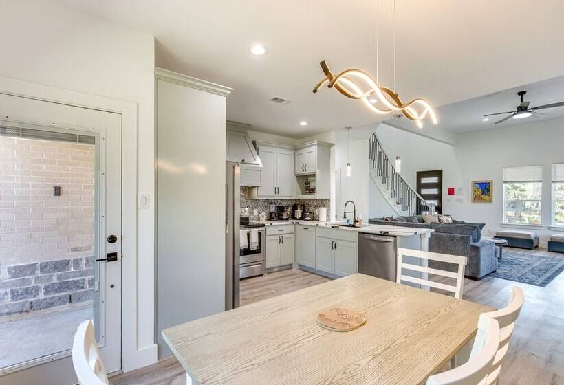 Fire Pit + Grill: Lakeside Gun Barrel City Home!