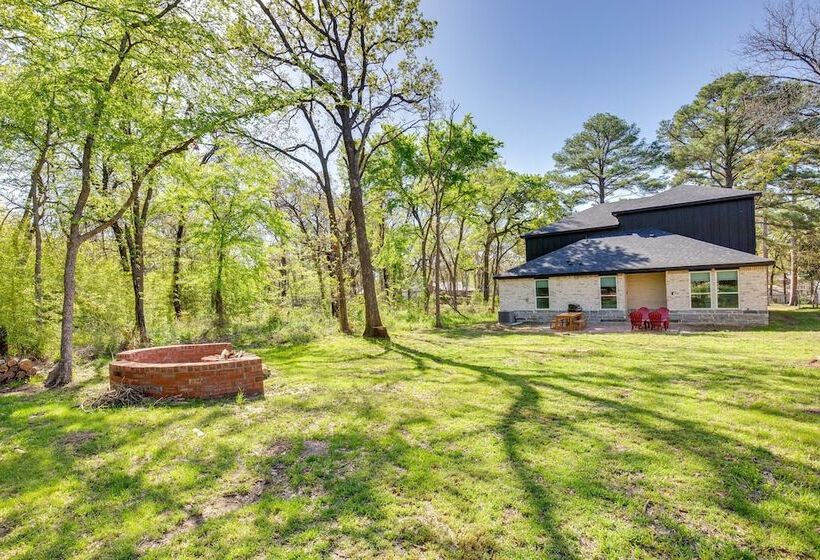 Fire Pit + Grill: Lakeside Gun Barrel City Home!