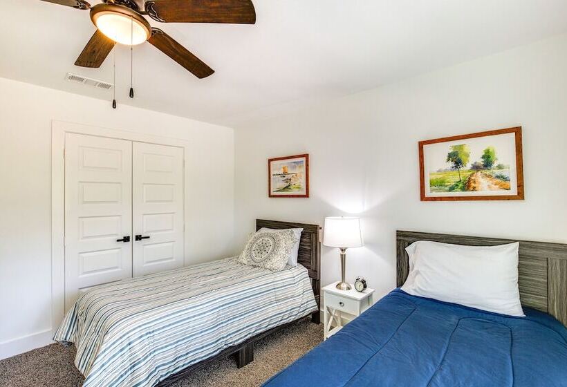 Fire Pit + Grill: Lakeside Gun Barrel City Home!