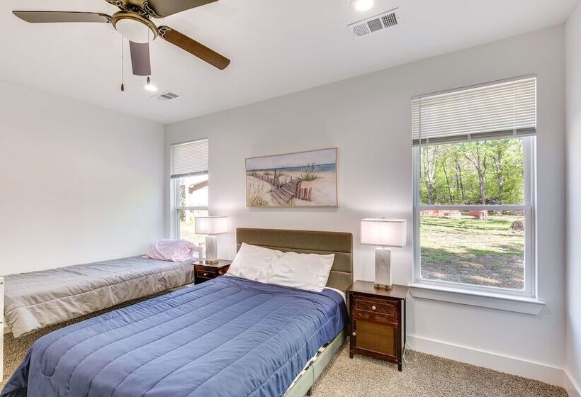 Fire Pit + Grill: Lakeside Gun Barrel City Home!