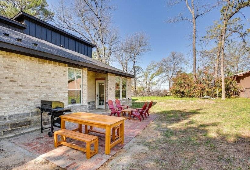 Fire Pit + Grill: Lakeside Gun Barrel City Home!