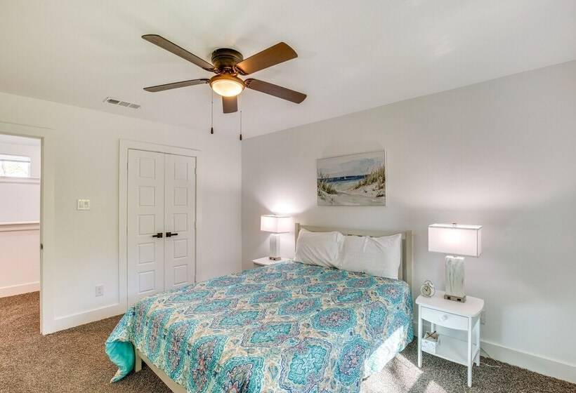 Fire Pit + Grill: Lakeside Gun Barrel City Home!