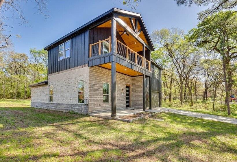 Fire Pit + Grill: Lakeside Gun Barrel City Home!