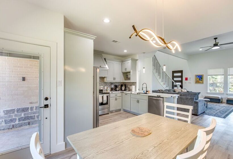 Fire Pit + Grill: Lakeside Gun Barrel City Home!