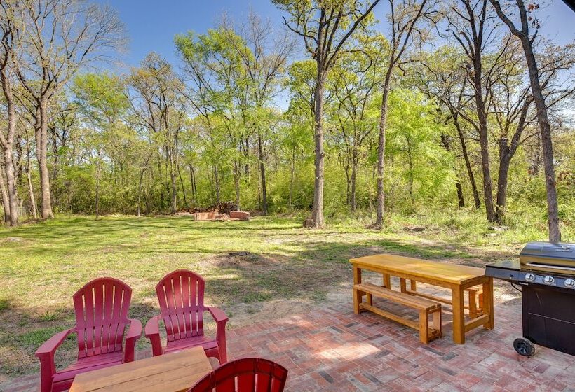 Fire Pit + Grill: Lakeside Gun Barrel City Home!
