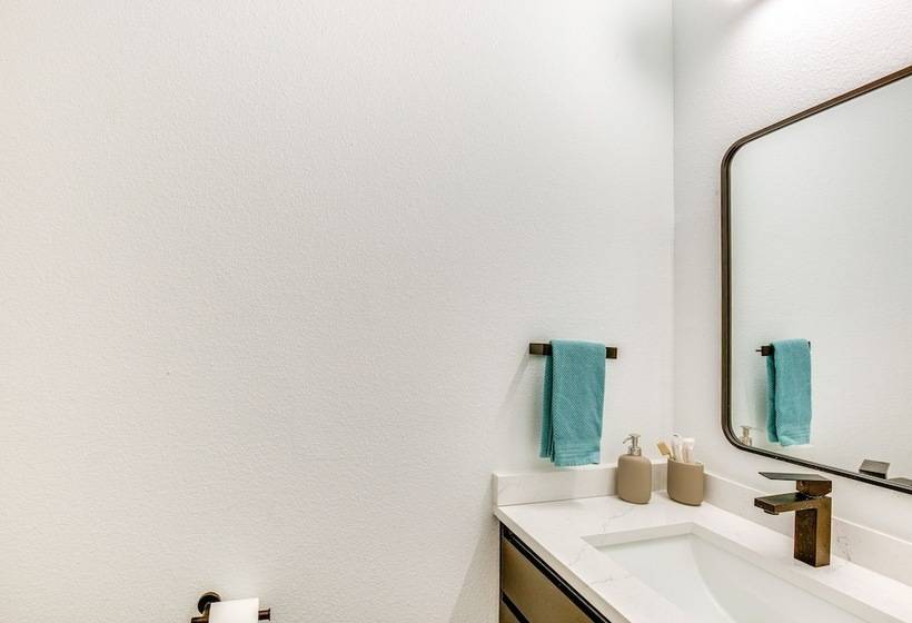 Fire Pit + Grill: Lakeside Gun Barrel City Home!