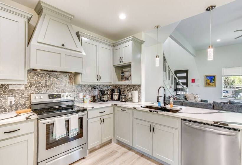 Fire Pit + Grill: Lakeside Gun Barrel City Home!