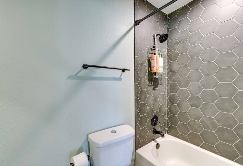 Lovely Bentonville Home W/ Grill: 1 Mi To Downtown