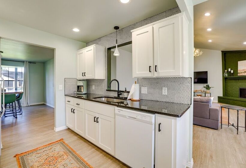 Lovely Bentonville Home W/ Grill: 1 Mi To Downtown