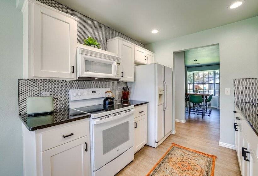 Lovely Bentonville Home W/ Grill: 1 Mi To Downtown